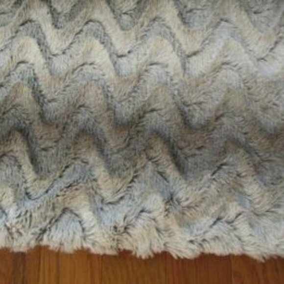 M2-New Hobby Lobby 60"Lx48"W Gray Faux Fur Super Soft & Snuggly - Picture 2 of 4